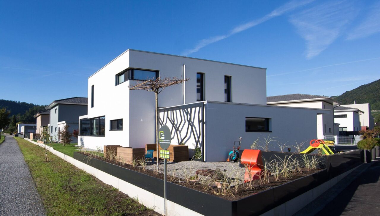 Berneck Neudorfstrasse EFH Fassde Spielplatz